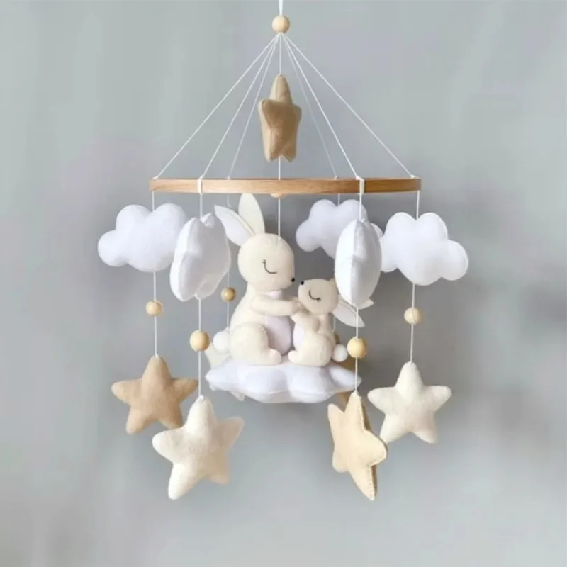 Mobile en feutre lapin, nuages et étoiles